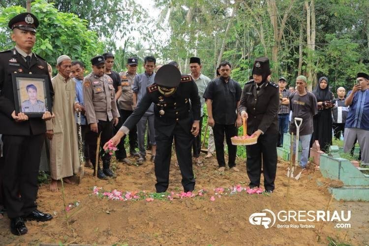 Kapolri Berikan Kenaikan Pangkat Luar Biasa kepada Aiptu Apendra yang Gugur Kawal Malam Takbiran; Dedikasinya Jadi Teladan Abadi