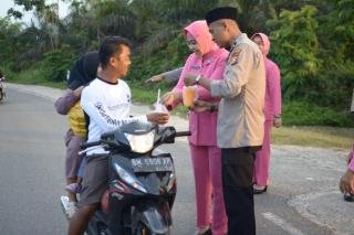 Polsek Benai Berbagi Takjil dan Gelar Buka Puasa Bersama di Bulan Ramadan