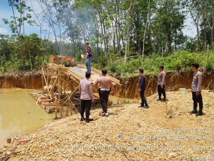 Dua Rakit PETI di Desa Tanah Bekali Dimusnahkan, Polsek Pangean Tegaskan Komitmen Berantas Tambang Ilegal