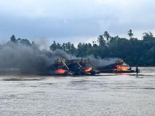 Polsek Cerenti Tertibkan PETI Dompeng di Sungai Kuantan, 11 Rakit Dimusnahkan