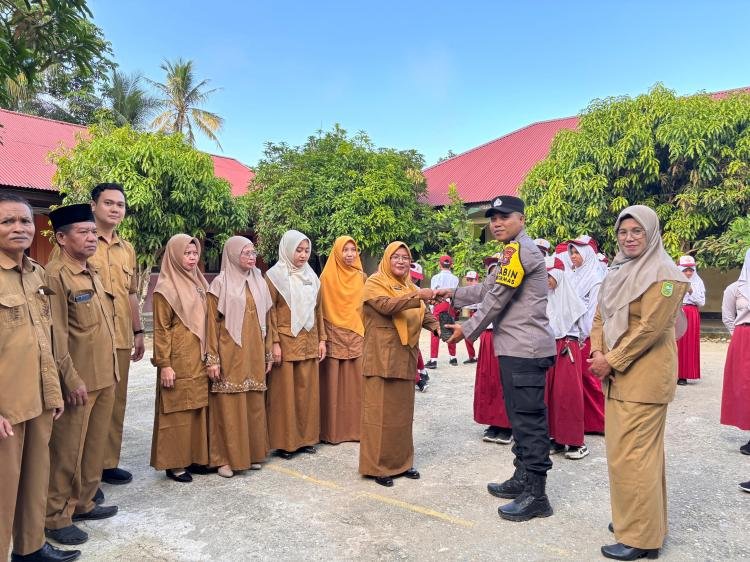 Polsek Kuantan Mudik Laksanakan Program Green Policing dan Gerakan Cinta Lingkungan di Desa Pisang Berebus