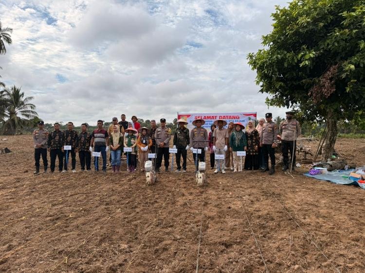 Polsek Cerenti Pimpin Penanaman Jagung Pipil di Desa Sikakak, Dukung Ketahanan Pangan dan Asta Cita Presiden