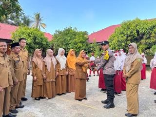 Polsek Kuantan Mudik Laksanakan Program Green Policing dan Gerakan Cinta Lingkungan di Desa Pisang Berebus