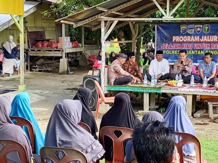 Kapolres Kuansing Hadirkan Program JALUR di Pangean, Salurkan Sembako dan Layanan Kesehatan Gratis untuk Masyarakat