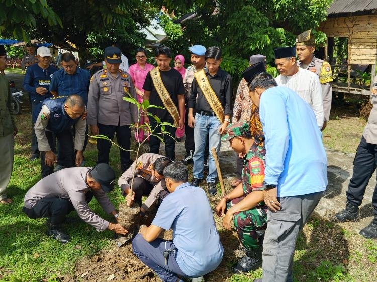 Kapolres Kuansing Pimpin Green Policing di Pangean, Penanaman Bibit Jadi Komitmen Bersama Lestarikan Lingkungan