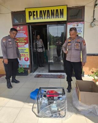 POLISI CINTA PETANI, BHABINKAMTIBMAS POLSEK SINGINGI HILIR BANTU ALAT PENYIRAMAN ANTISIPASI MUSIM KEMARAU 