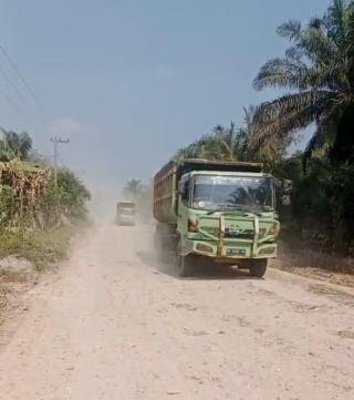 Truk Bertonase Berat Diduga Abaikan Hak Warga, Debu Jalan Sungai Langsat Masuk Hingga ke Dapur Rumah