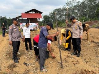 Polres Kuansing Dukung Ketahanan Pangan Nasional, Tanam Benih Jagung Pipil di Desa Pulau Kopuang Sentajo