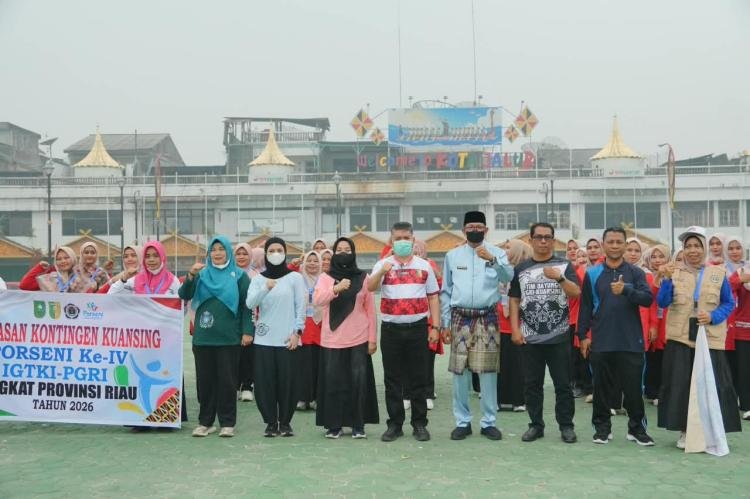 Pj Sekda Kuansing Lepas Kontingen Porseni IGTKI, Beri Motivasi untuk Tampil Terbaik