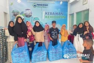 Tak Surut oleh Kabut Asap, Karyawan Grand Dragon dan New Paragon Lanjutkan Jumat Berkah